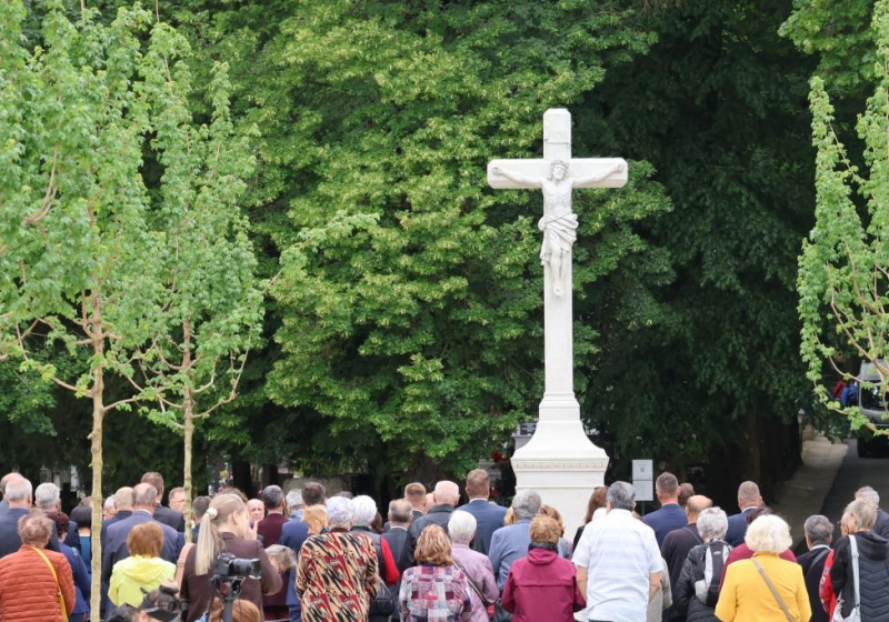Požehnanie kríža na obnovenom Verejnom cintoríne