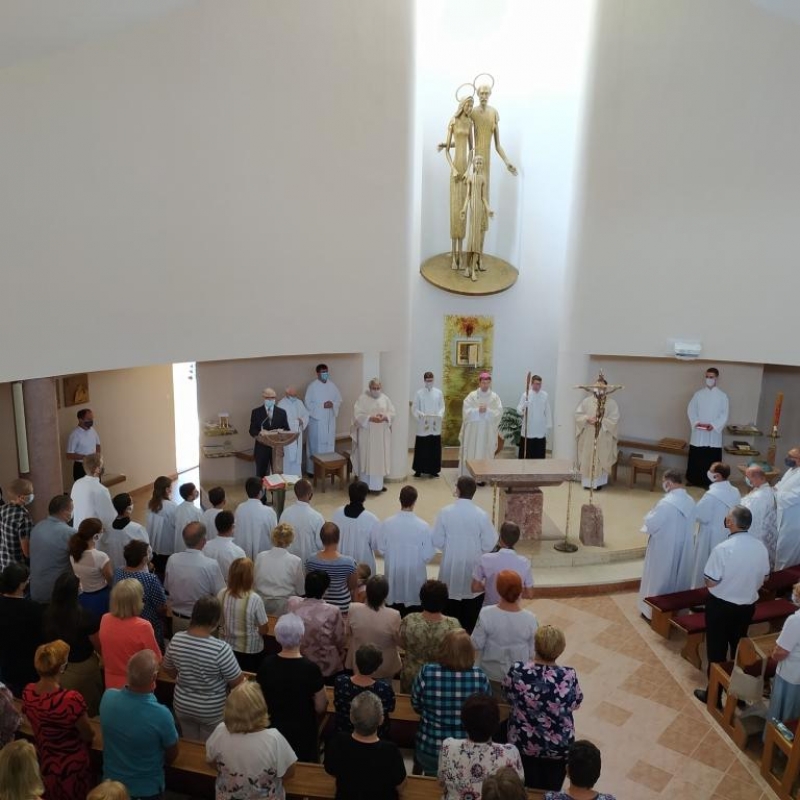Konsekrácia  kostola Svätej Rodiny na bardejovskom sídlisku 
