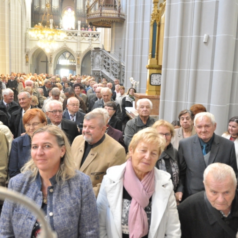 Jubilujúci manželia na slávnosti v Dóme sv. Alžbety